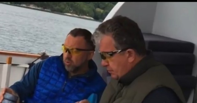 Роскомнадзор требует удалить фотографии из публикации о Дерипаске и его "эскорте" на прогулке на яхте