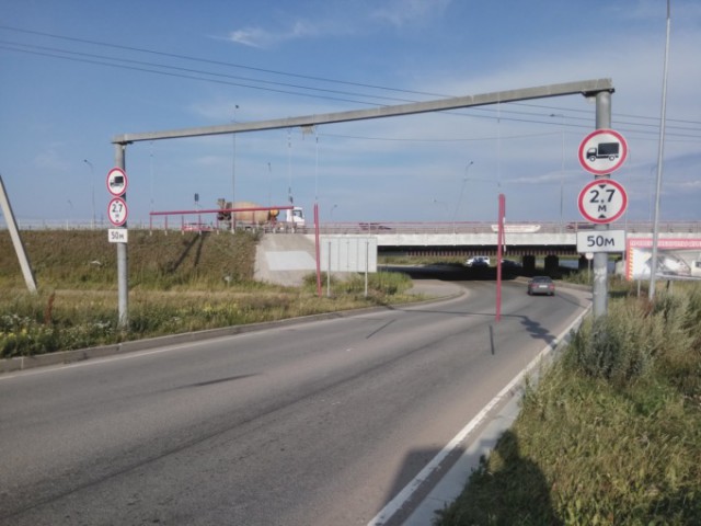 У моста «Газель не проедет» сбили ограничители высоты через месяц после установки