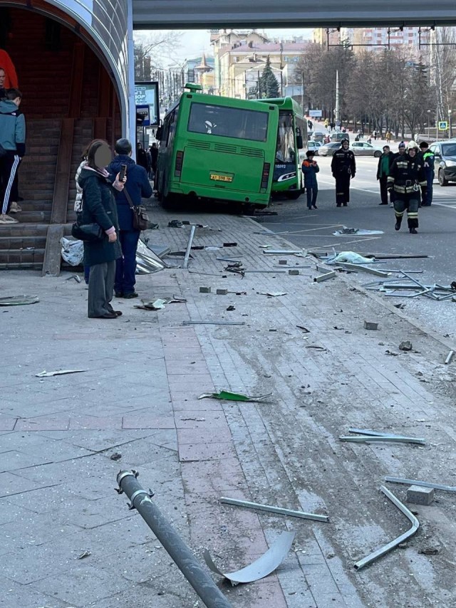 Автобус протаранил несколько машин и врезался в другой автобус в центре Курска