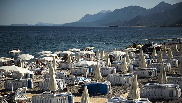 Родина за 200 евро: кому нож в спине не мешает лежать на турецком пляже