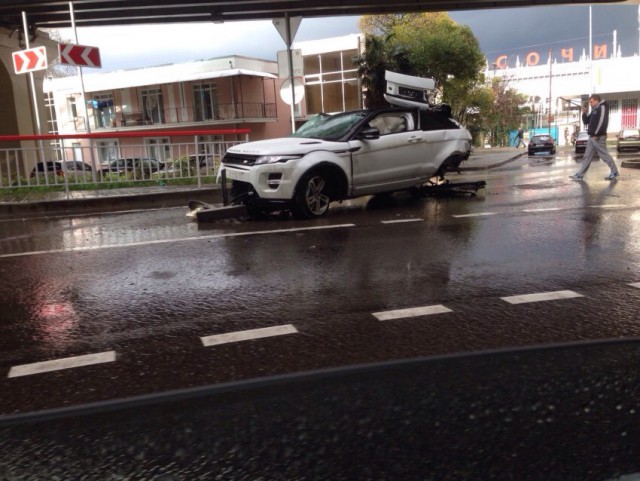 Range Rover упал со скоростной автодороги в Сочи