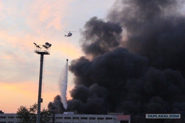 Пожар в Москве: дым виден за несколько километров