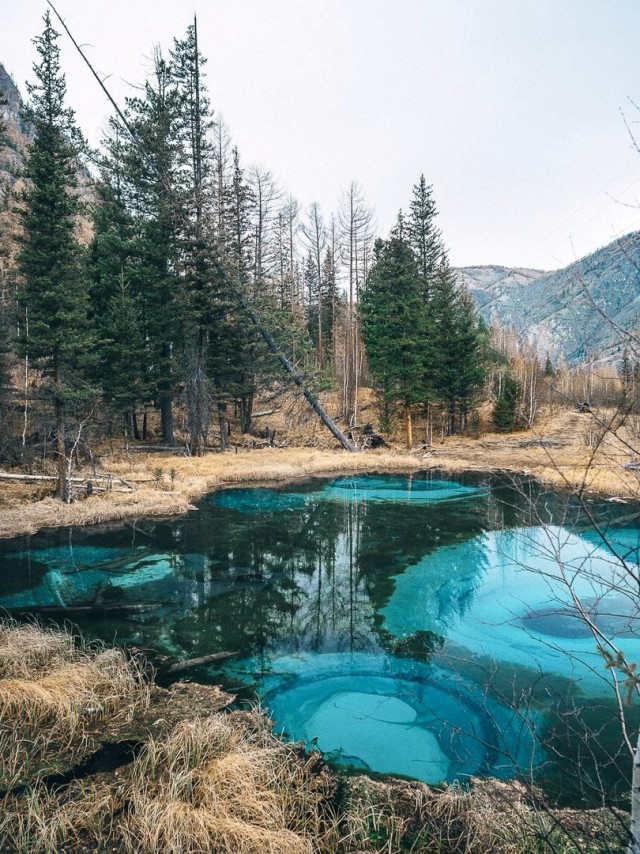 Красивое гейзерное озеро в Горном Алтае