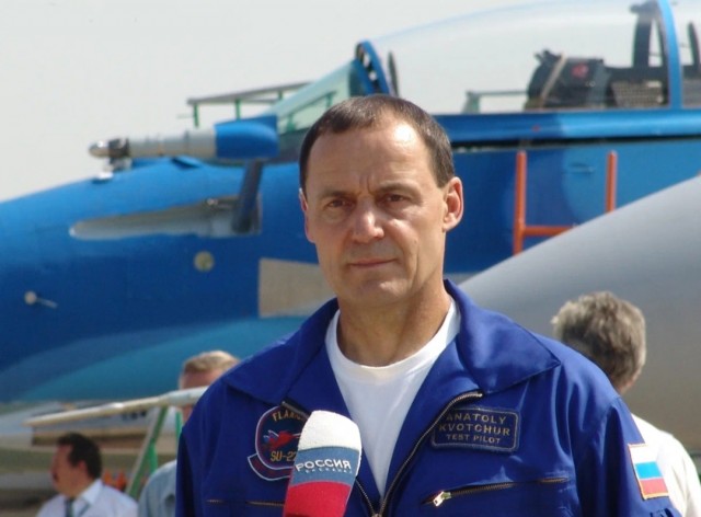 Умер летчик-испытатель, Герой России Анатолий Квочур