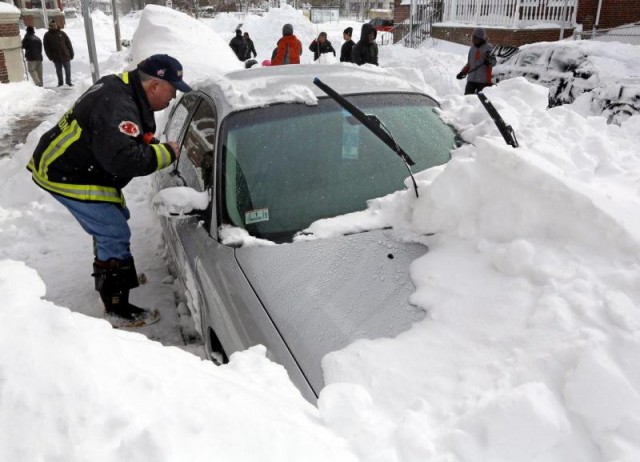Пока отец чистил снег, мама и двое детей умерли в машине