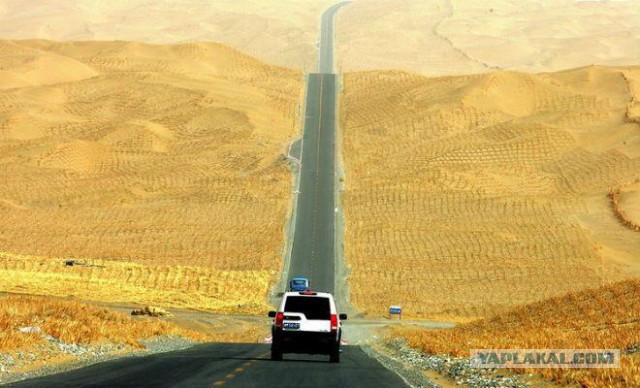 Как китайцы построили 500 км дороги через пустыню
