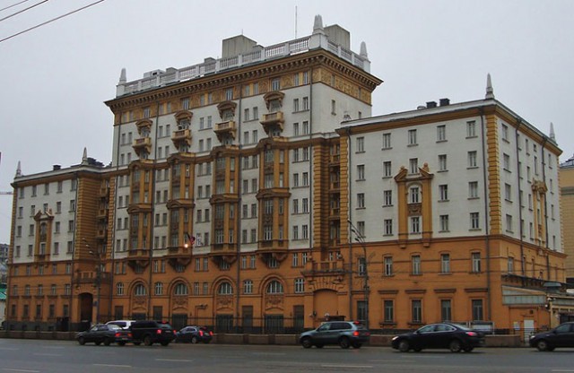 В Москве закидали яйцами посольство США