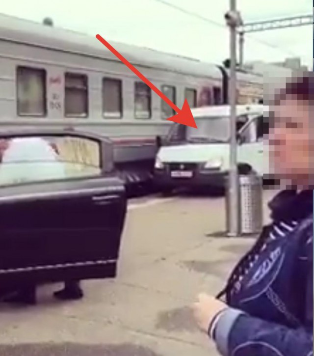 На Пугачеву обрушились с критикой за езду на автомобиле по перрону