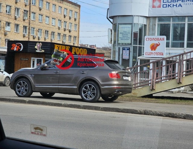 Изгнание "Бентли", припаркованного на тротуаре