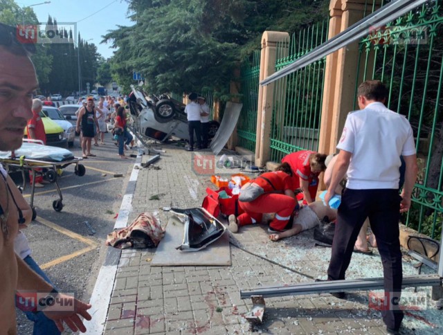 В Сочи ужасная авария на остановке общественного транспорта