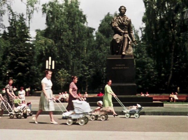 Киев и советский автотрафик 1962 года в фильме "Королева бензоколонки"