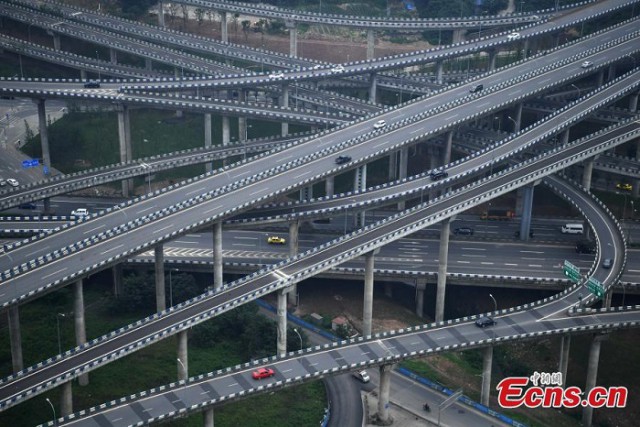 В Китае открыли многоуровневую эстакаду, один вид которой приводит в ужас даже опытных водителей