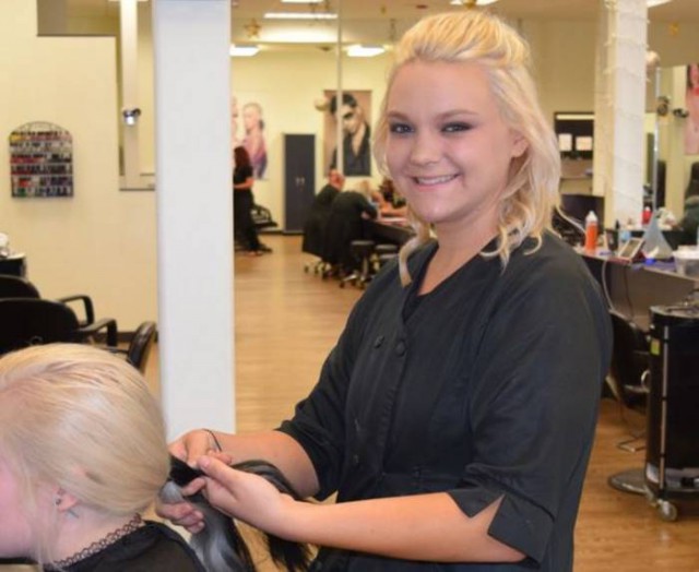 Брить нельзя, распутать: парикмахеры потратили 13 часов, чтобы вывести девушку из депрессии