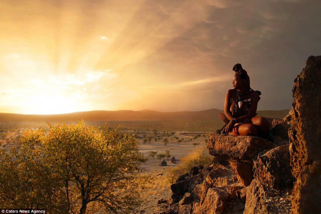 Повседневная жизнь в Намибии: женщина племени химба в супермаркете