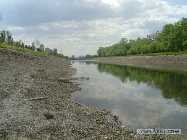 На дне. Когда в канале нет воды (Тушино - между 7 и 8 шлюзами)