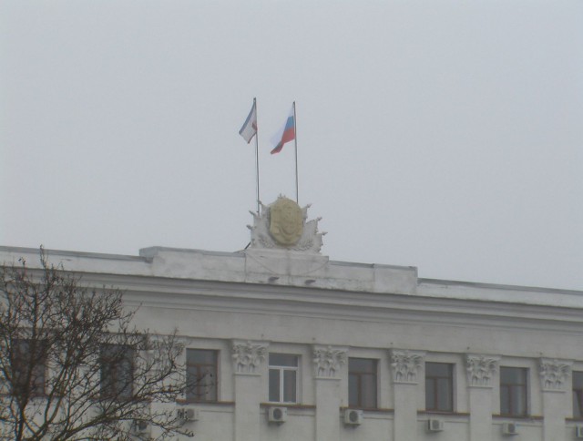 В Крыму захвачены Совмин и Верховная рада, официальных заявлений еще не было