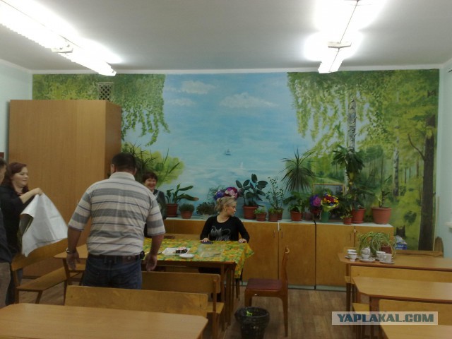 В Екатеринбурге сторож расписал школу картинами