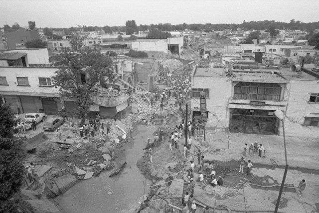 «Исчезли целые улицы»: как канализация взорвала город