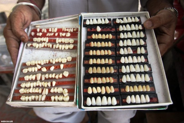 Уличные стоматологи Индии