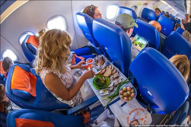 Оставят без обеда: авиакомпании отказываются от питания в полете