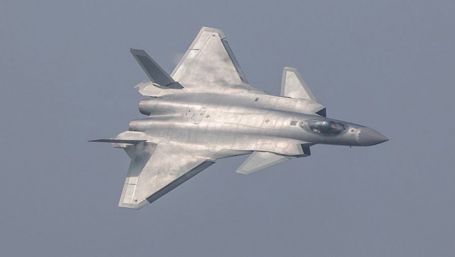 Китайский истребитель пятого поколения J-20 поднялся в небо