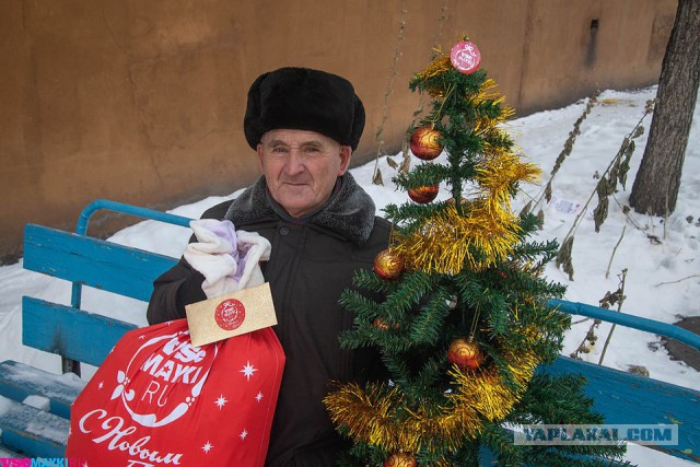 Знаменитому дедушке из Бийска подарили новогоднюю елку и 25 000 рублей