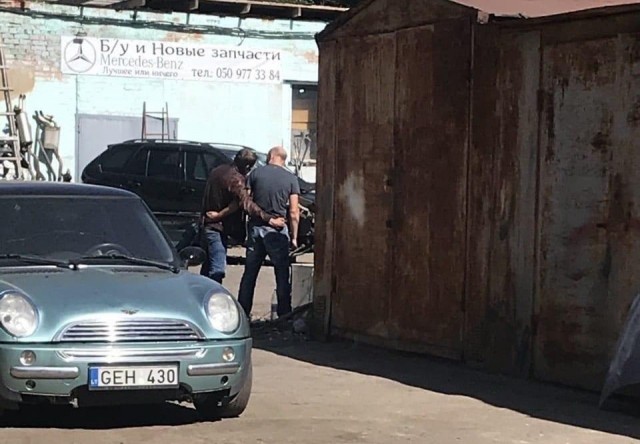 В Полтаве неизвестный взял в заложники сотрудника полиции и обещает подорвать себя и его гранатой