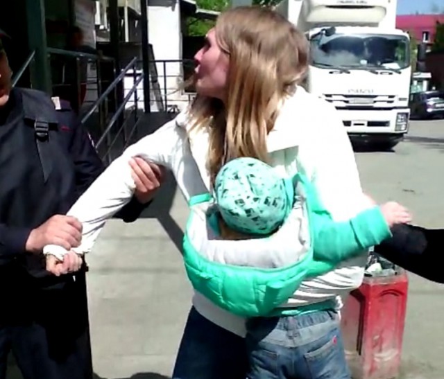 В Екатеринбурге полиция скрутила мать с грудничком на руках за продажу укропа