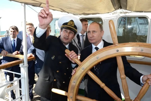 Под аркой моста в Крым прошло первое судно
