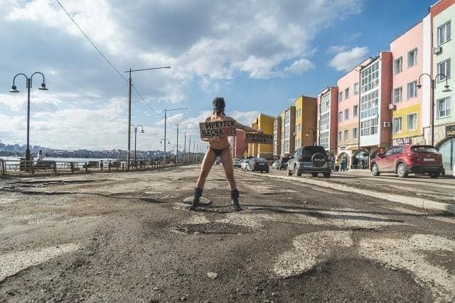 Девушка в Иркутске борется с плохими дорогами