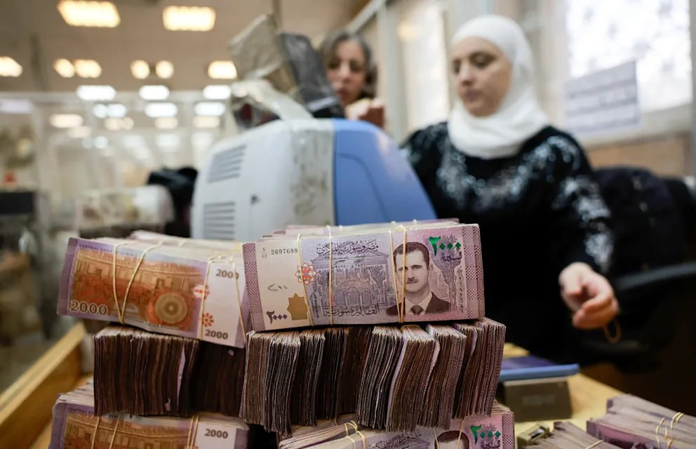 СМИ: сирийцы несут в банки мешки обесценившихся денег