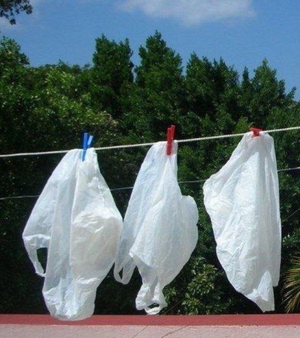 Покупатели пожаловались на рост стоимости полиэтиленовых пакетов на кассах продуктовых: за год она увеличилась на 25%