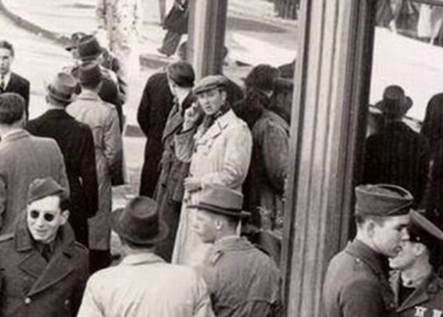 Путешественник во времени. Фото 1943 года!