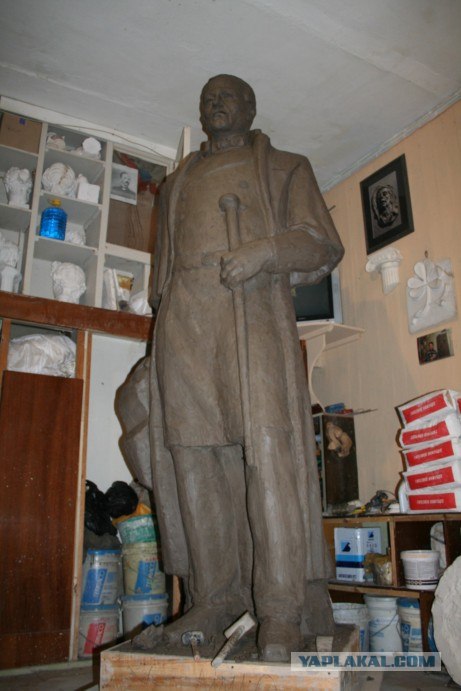Памятник - это просто  !