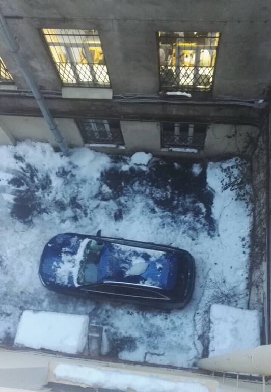 Сосульки пробили крышу здания и повредили несколько автомобилей в Петербурге