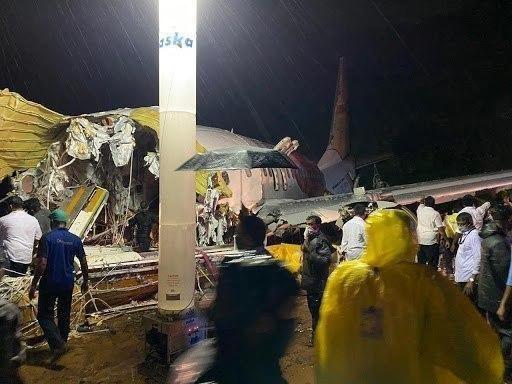 Boeing 737-8HG разломился после посадки в аэропорту города Кожикоде