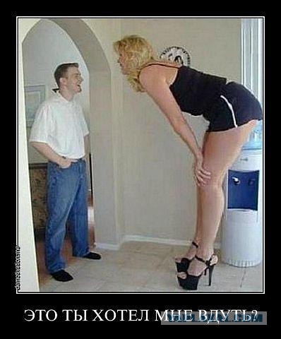 Девчонка занимается на турнике