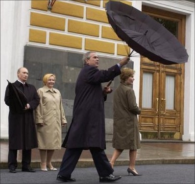 Борис Джонсон не справился с зонтиком