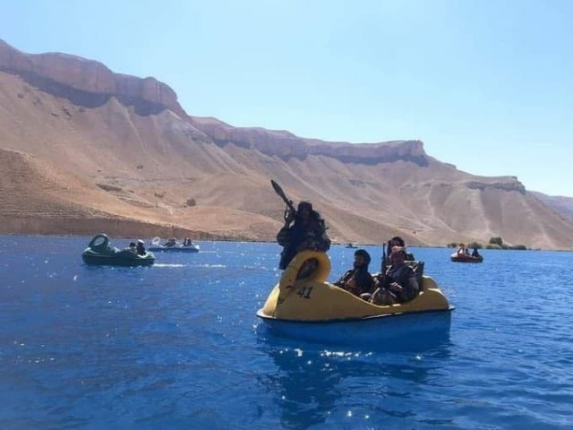 Талибы катаются на лодочках-лебедях на озере Банди-Амир  в Афганистане