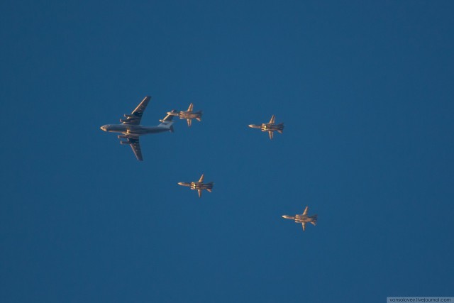 Появилось видео пролета российских су-24 в Сирии.