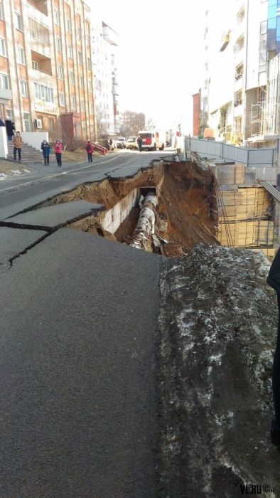 Во Владивостоке часть дороги обрушилась при проведении строительных работ