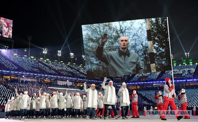 Спортсмены из России прошли по стадиону в Пхёнчхане под флагом Олимпиады