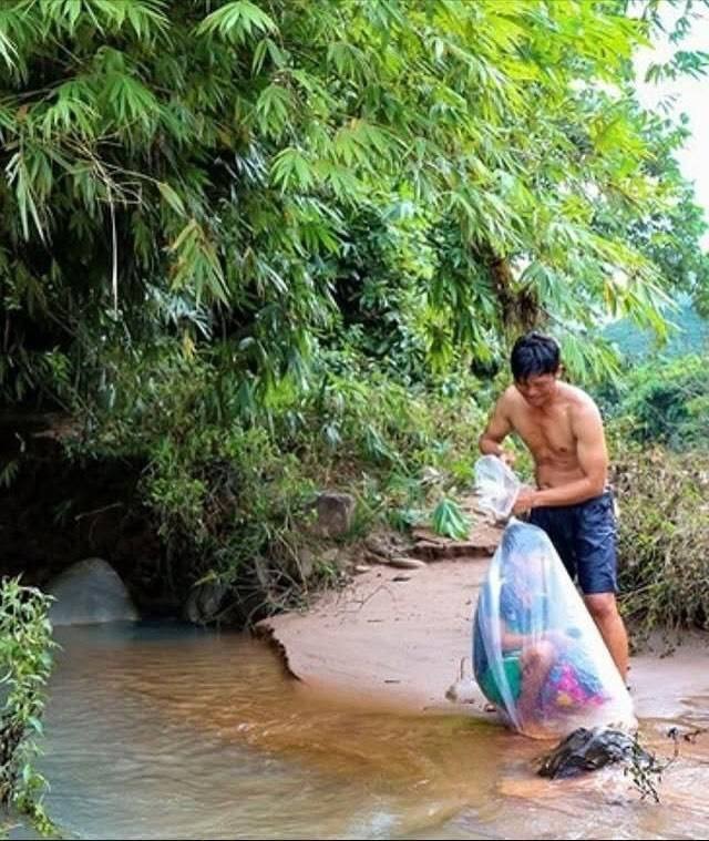Во Вьетнаме родители отправляют своих детей в школу в полиэтиленовых пакетах