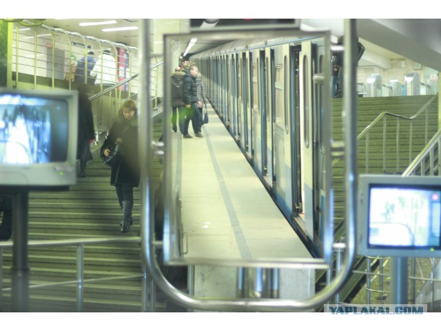 Пассажиры в метро.