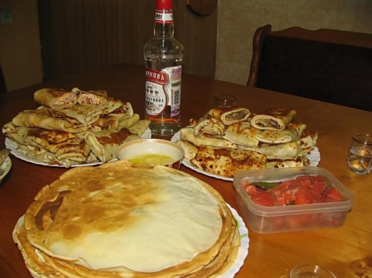 Блины на Масленицу и водка