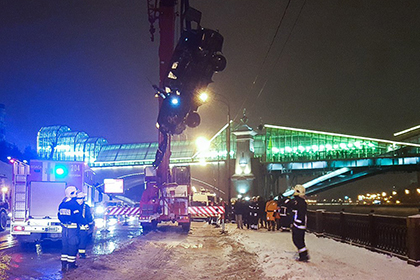 Инспектор ДПС и очевидец прыгнули в Москву-реку и спасли девушку из тонущей машины, разбив стекло льдиной