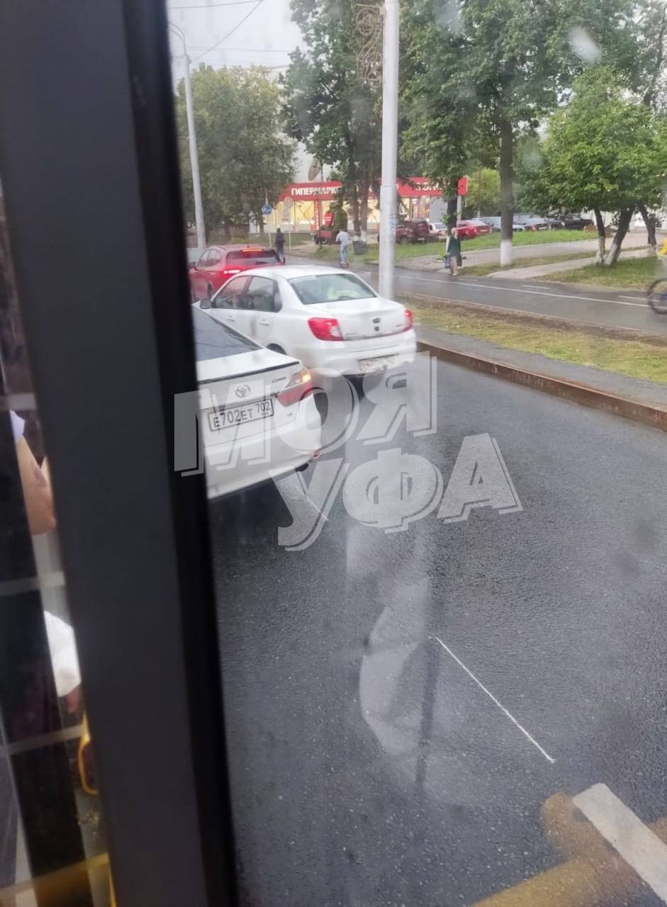 Уфимские «суетологи»на Toyota Camry устроили разборки с водителем «Башавтотранс», а позже стали кошмарить пассажиров автобуса