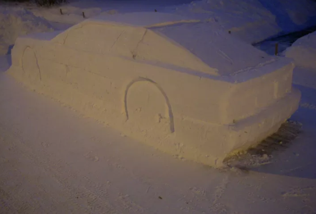 Канадец случайно разыграл полицию при помощи снежного автомобиля