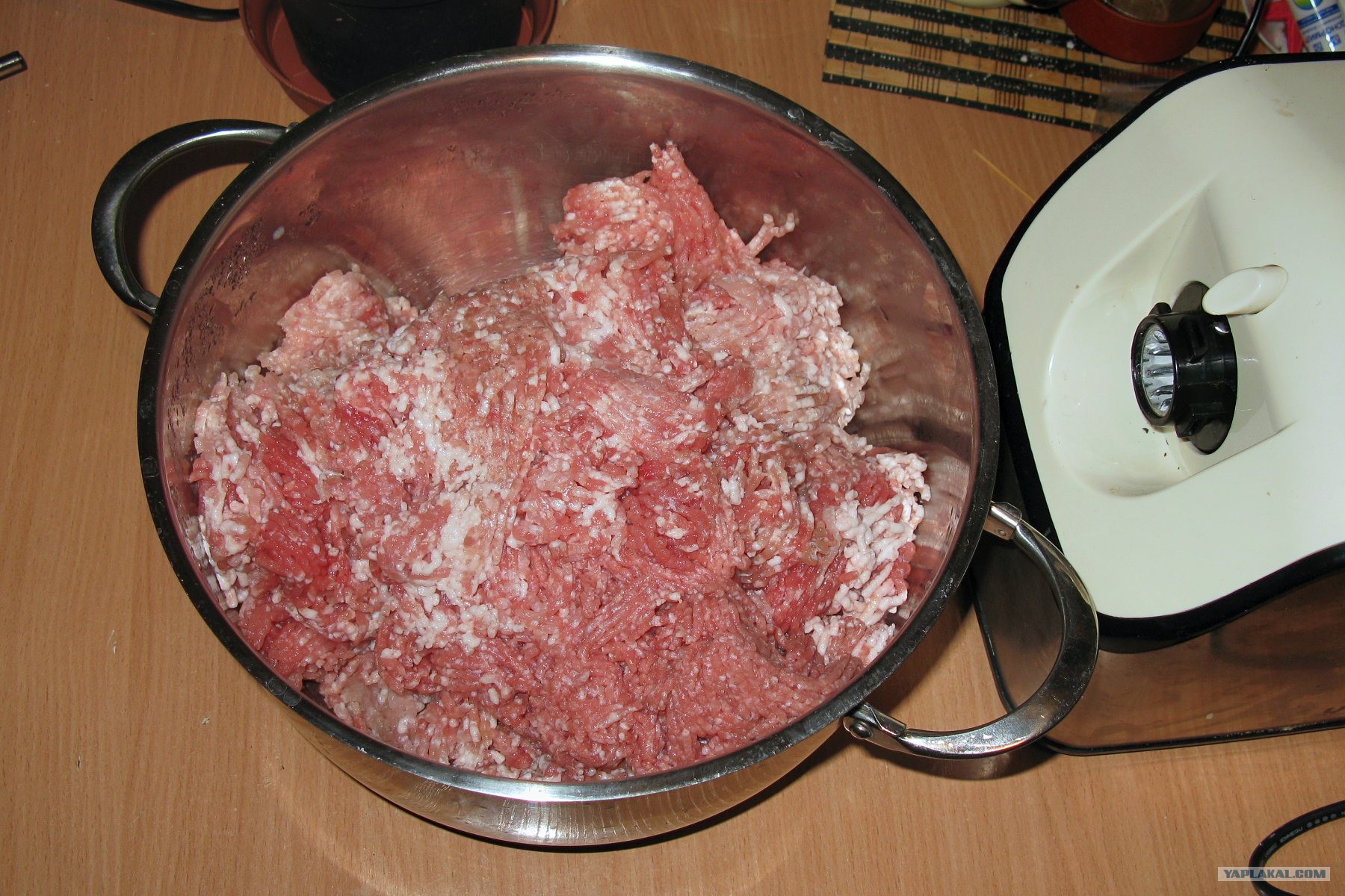 Мясо пропускаем через мясорубку. Мясо пропускаем через мясорубку