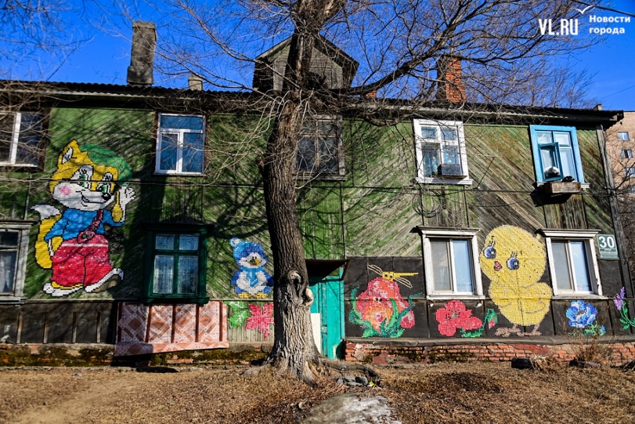 Жительница Волховской 10 лет украшает мозаикой из крышечек деревянные дома, которые собираются снести